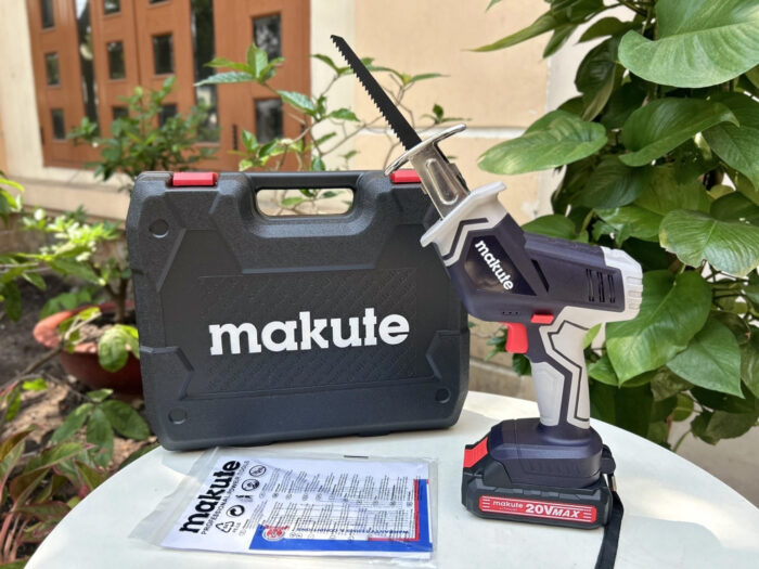 Scie à batterie 20V avec 2 batteries incluses et chargeur. Puissante et sans fil, idéale pour une découpe précise et sans contrainte. Parfaite pour les travaux de jardinage, et de bricolage !